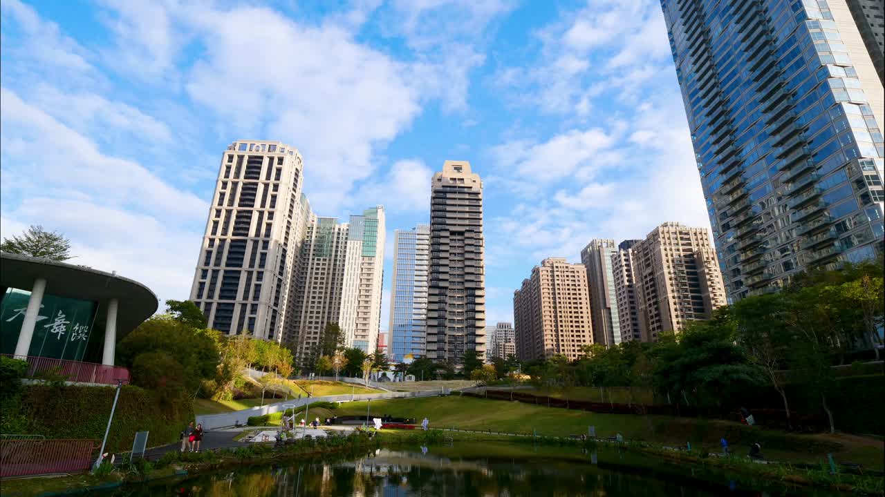 현대 건물 위의 4k 타임 스 구름 움직임