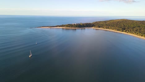 Barcos-Que-Navegan-En-El-Océano-Pacífico-Sur-Cerca-De-La-Playa-De-La-Cárcel-De-La-Bahía-De-Prueba---Cabo-De-Punta-De-Laggers-En-Arakoon,-Rocas-Del-Suroeste-En-Kempsey-Shire,-Nueva-Gales-Del-Sur,-Australia