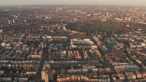 Toma-Aérea-Circular-Sobre-El-Campo-De-Cricket-De-Los-Señores-Al-Atardecer