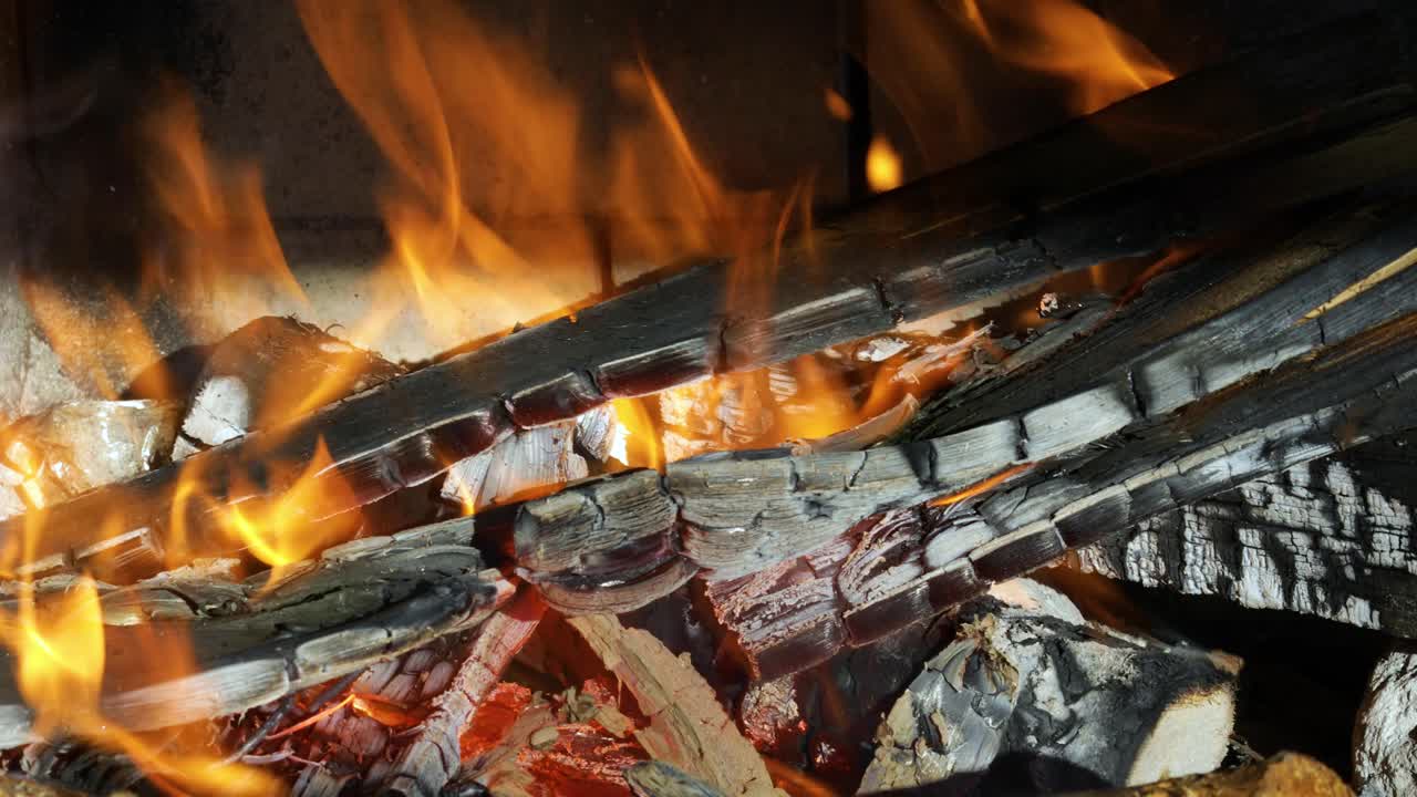 llamas de fuego sobre un fondo negro