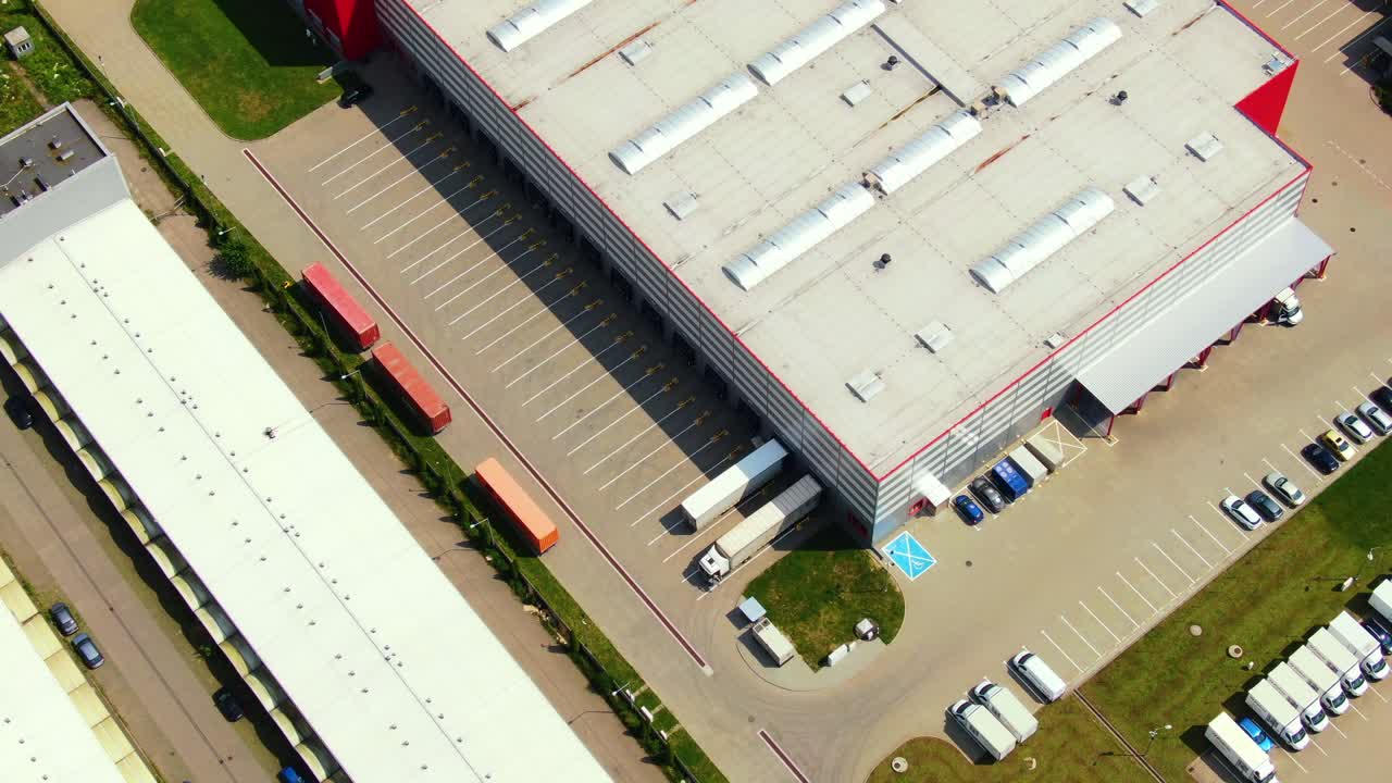 imágenes aéreas de un gran centro comercial y aparcamientos situados en la ciudad