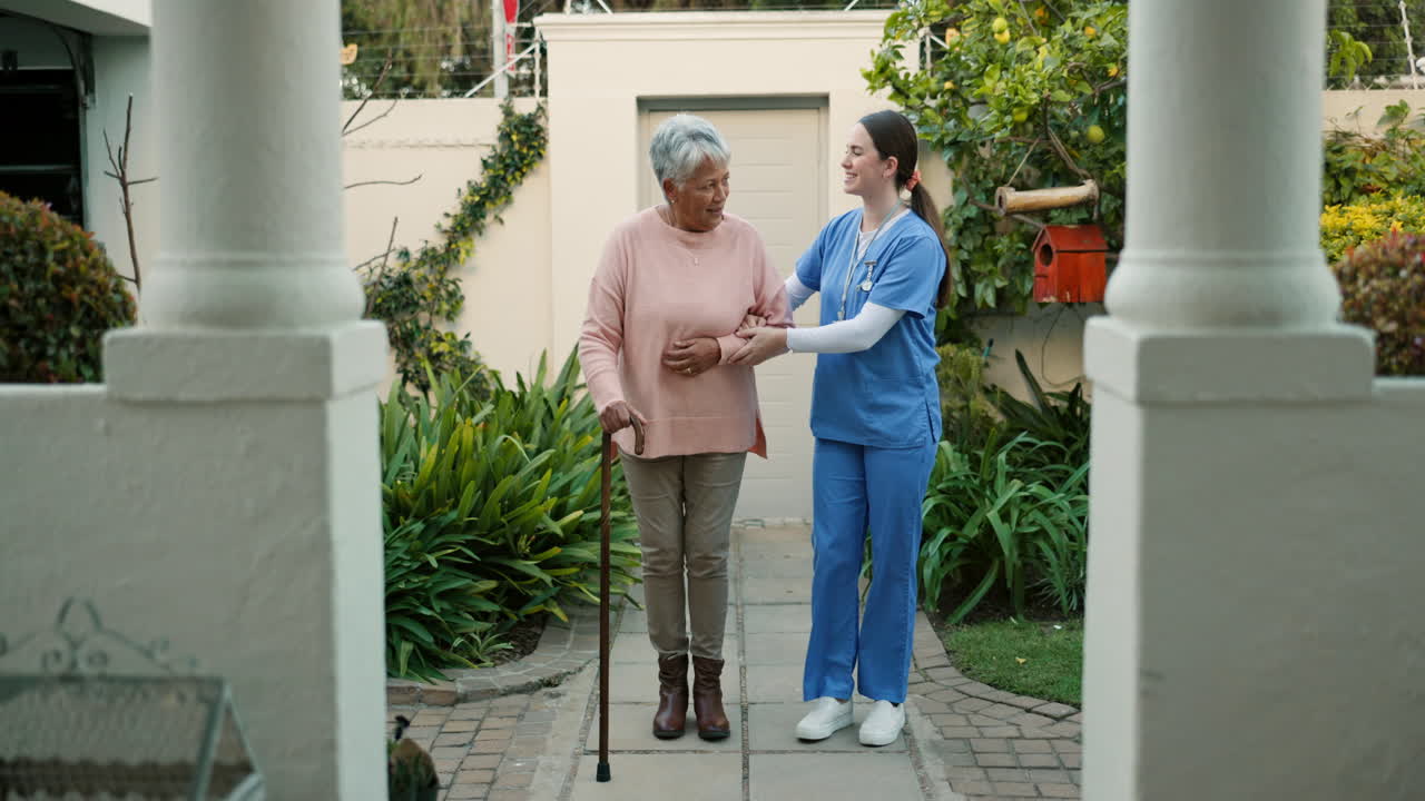apoyo, mujer anciana y cuidador caminando