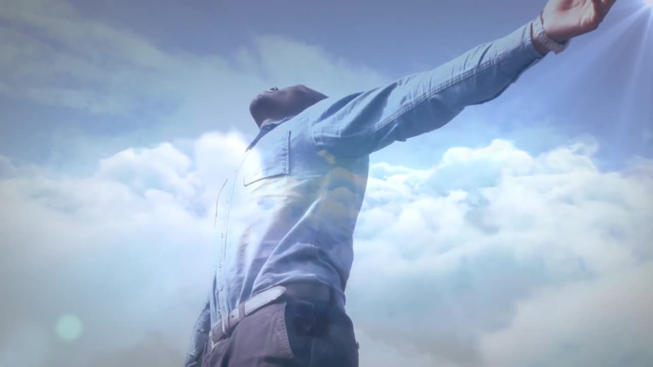 푸른 하늘을 배경으로 자연에서 휴식을 취하는 팔을 펴고 있는 사람 위에 반 ⁇ 이는 빛의 애니메이션