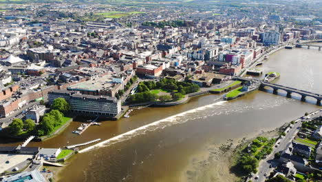 Vista-Aérea-Cinematográfica-De-La-Ciudad-De-Limerick,-República-De-Irlanda