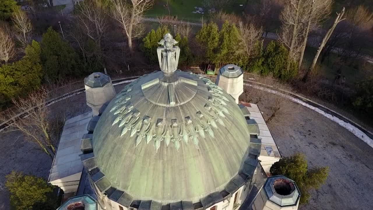 부쿠레슈티에 있는 오래된 건물의 지붕 위를 날아다니며 루마니아의 티네레루이 공원을 향해