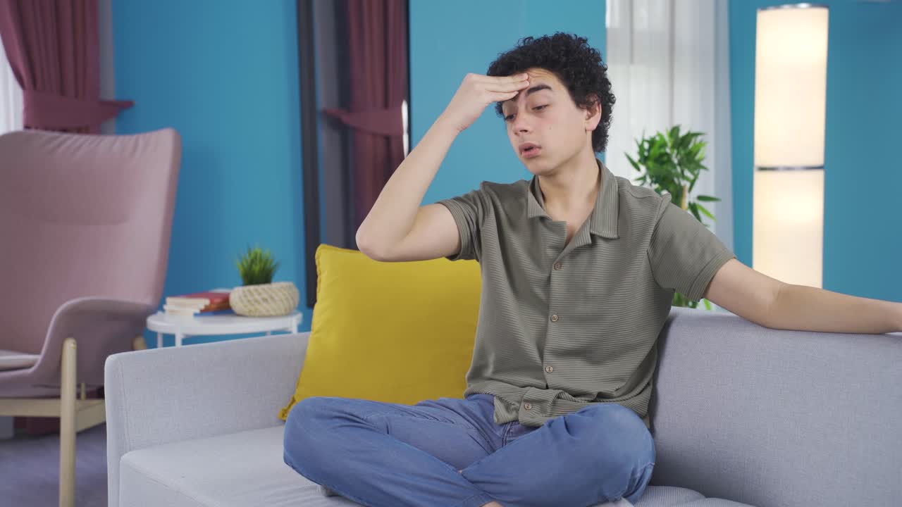 두통이 있는 어린 소년.