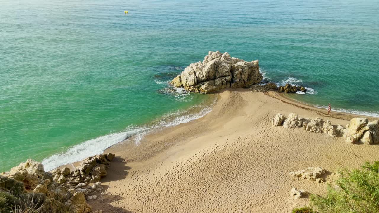 hermosa playa paradisíaca en la costa mediterránea del maresme barcelona vista aérea agua azul turquesa con rocas naturales