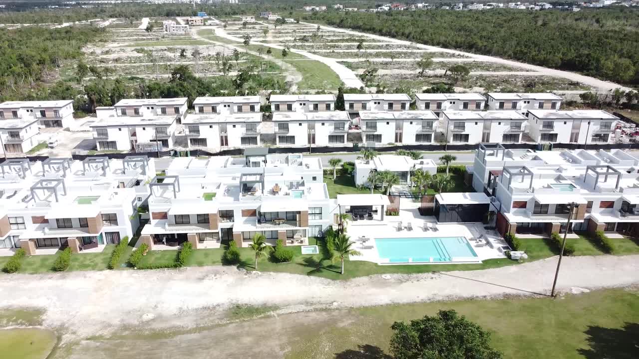 비스타 카나 (vista cana) 라는 새로운 동네의 드론 촬영, 아파트와 빌라의 건설이 전시됩니다.