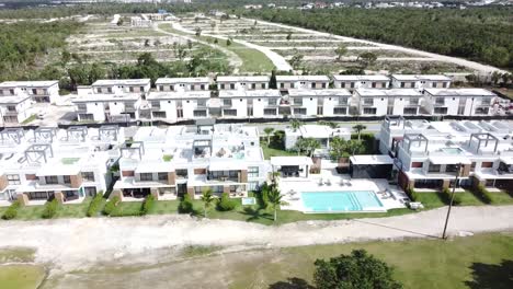 captura de avión no tripulado de un nuevo barrio llamado vista cana, la construcción de apartamentos y villas se muestra