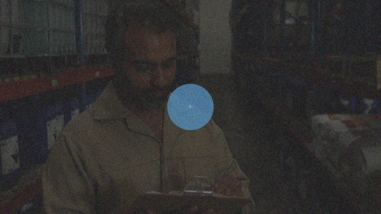 animación de ruido y red de conexiones sobre hombre biracial trabajando en el almacén.