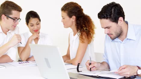 equipo médico teniendo una reunión mirando rayos x