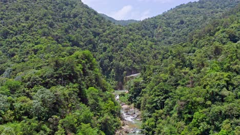 Toma-Aérea-Ascendente-De-La-Cascada-Salto-Jimenoa-Uno-En-La-Selva-Verde-Durante-El-Verano