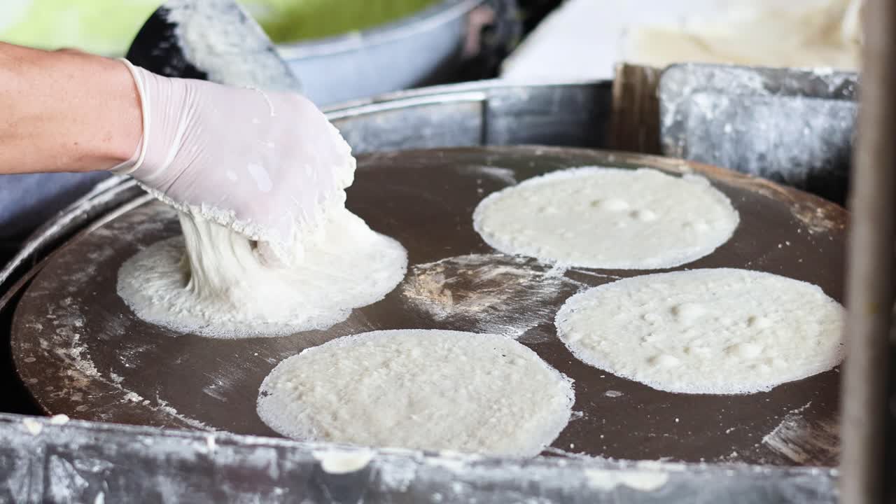 preparar y cocinar crepes en una parrilla caliente