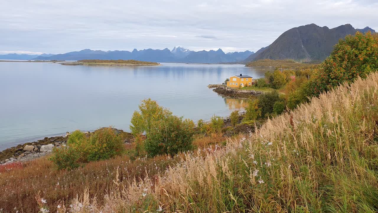 costa tranquila en la isla de lofoten, noruega