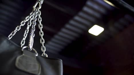bolsa de boxeo colgando de las cadenas en el gimnasio