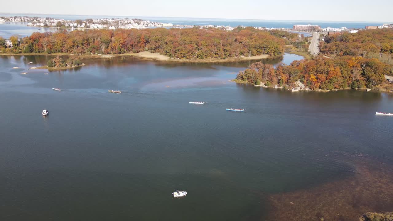 멀리 대서양이 있는 섬들 사이에서 여러 노젓는 사람과 보트의 공중 영상