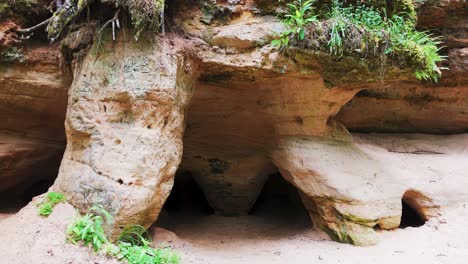 el laberinto de peldanga, las cuevas de liepniekvalka en letonia