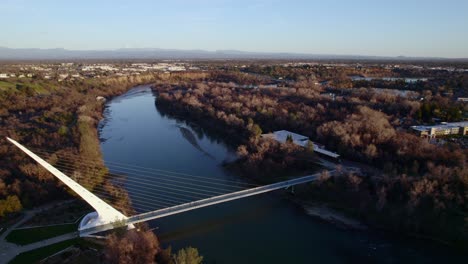 clip panorámico de drones del puente del reloj de sol, redding, california