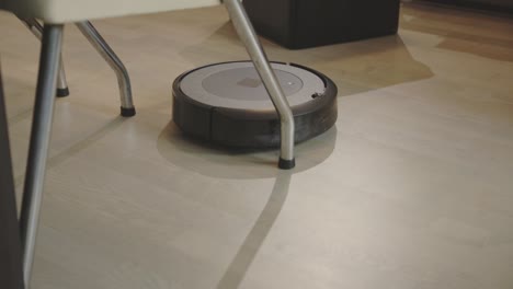un aspirador robótico limpiando activamente - de cerca