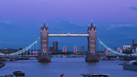 Hermosa-Transición-De-Lapso-De-Tiempo-Del-Día-A-La-Noche-De-Una-Vista-Romántica-Del-Tower-Bridge-En-Londres-Al-Anochecer,-Con-Mucho-Tráfico-En-El-Río-Támesis.