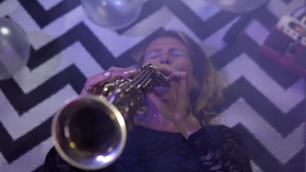 Primo piano al rallentatore di un giovane musicista che suona un clarinetto durante un concerto ed esegue una melodia.