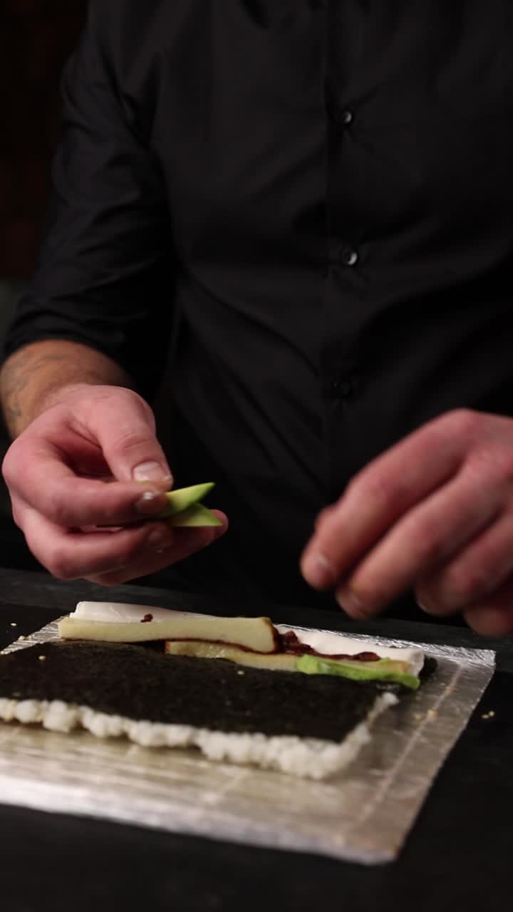 chef haciendo rollos de sushi