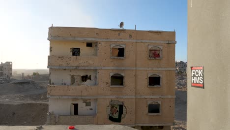 edificio residencial dañado en una zona devastada por la guerra