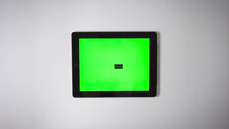 Flat-Lay-Tablet-Green-Screen-Finger-Nach-Unten-Scrollen