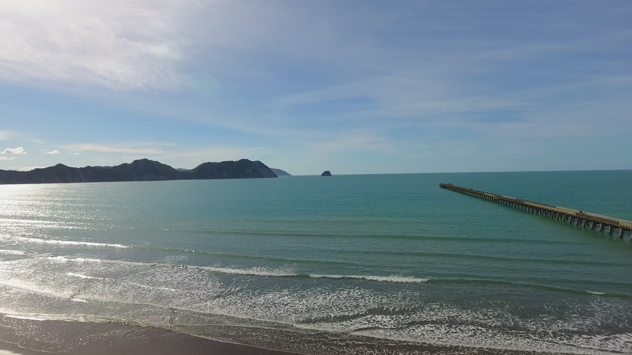 빈 부두 모래와 바다에서 화려한 하루