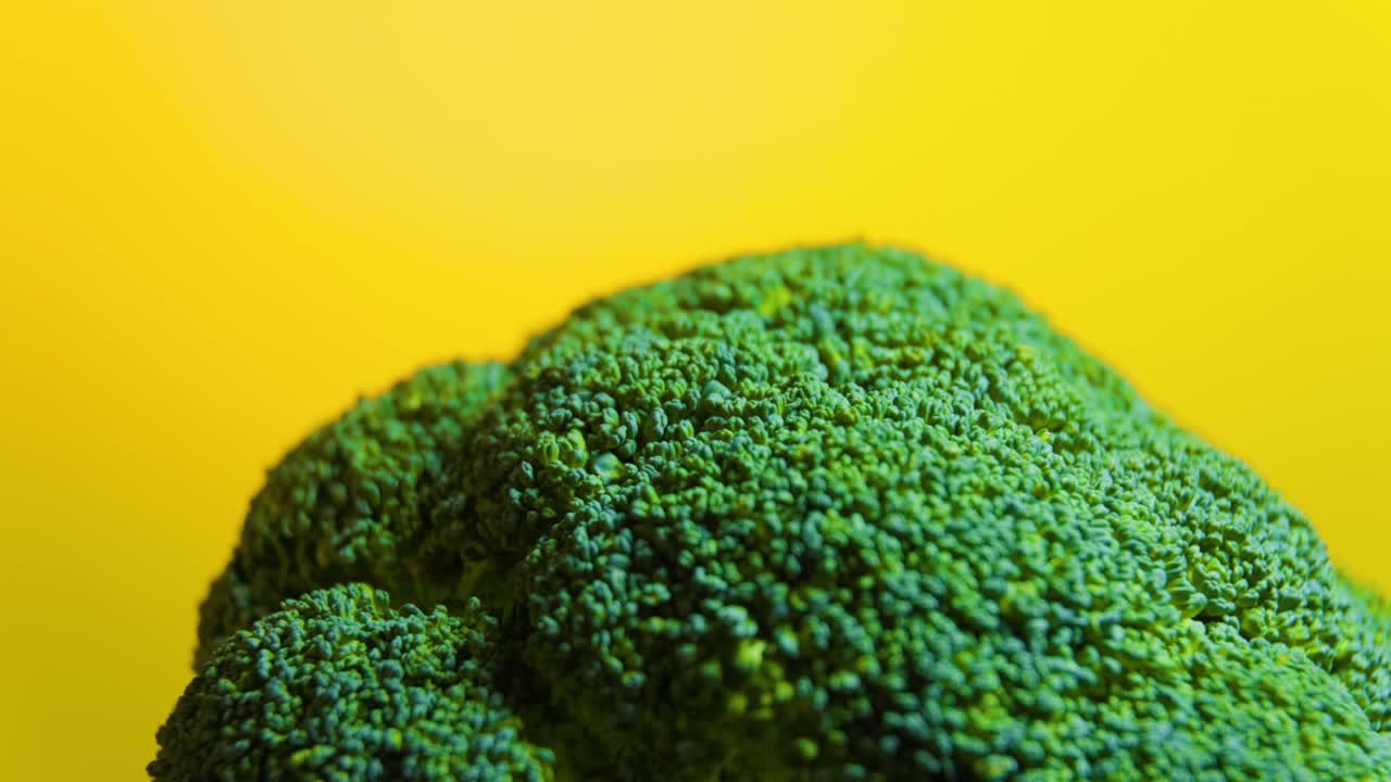 가까운 녹색 신선한 브로콜리 채소 회전