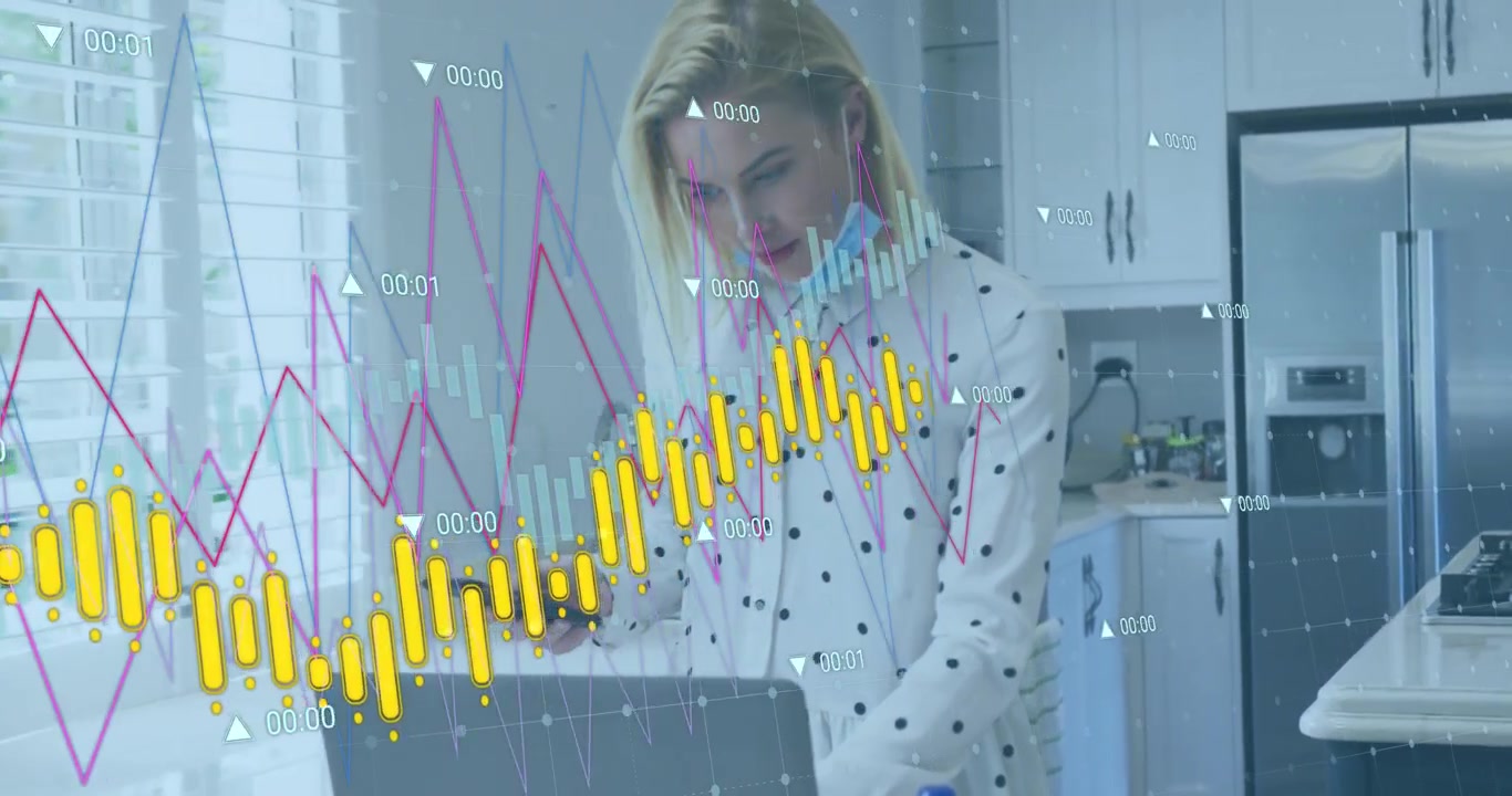 Animation von Datenverarbeitung über einer kaukasischen Frau, die einen Laptop benutzt.