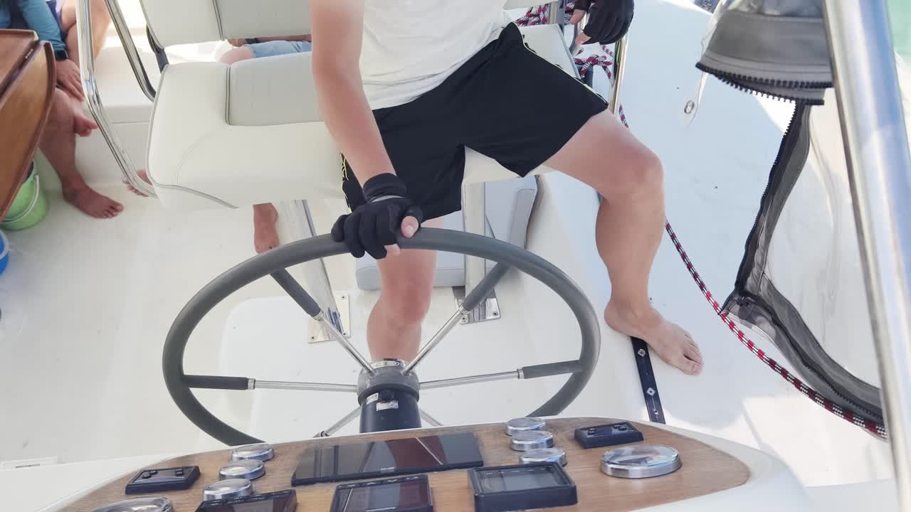 배를 조종하는 사람