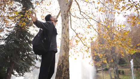 el hombre encuentra paz y tranquilidad en el parque natural de la ciudad y se vuelve feliz.