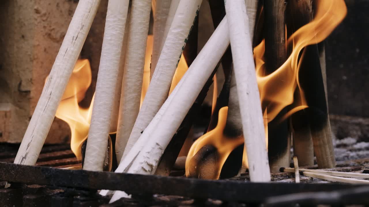 vista un poco más amplia desde una pila de leña ardiendo en un horno de jardín gratuito