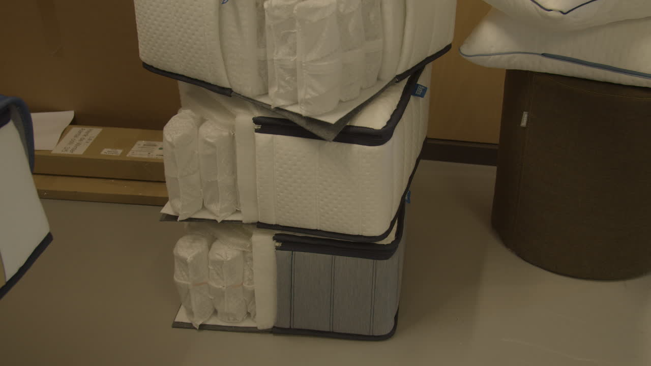 наклон вверх и вниз над разрезанным матрасом, показывая материал, из которого он сделан