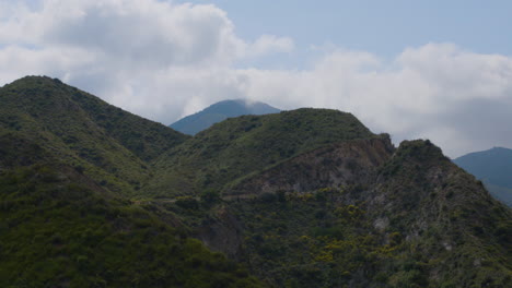 Toma-De-Lapso-De-Tiempo-De-La-Montaña-Echo-Con-Nubes-Volando-Sobre-Las-Cimas-Y-El-Pico-Mientras-Las-Sombras-De-Las-Nubes-Corren-En-El-Suelo-Ubicado-En-Los-Senderos-De-Las-Montañas-Echo-California