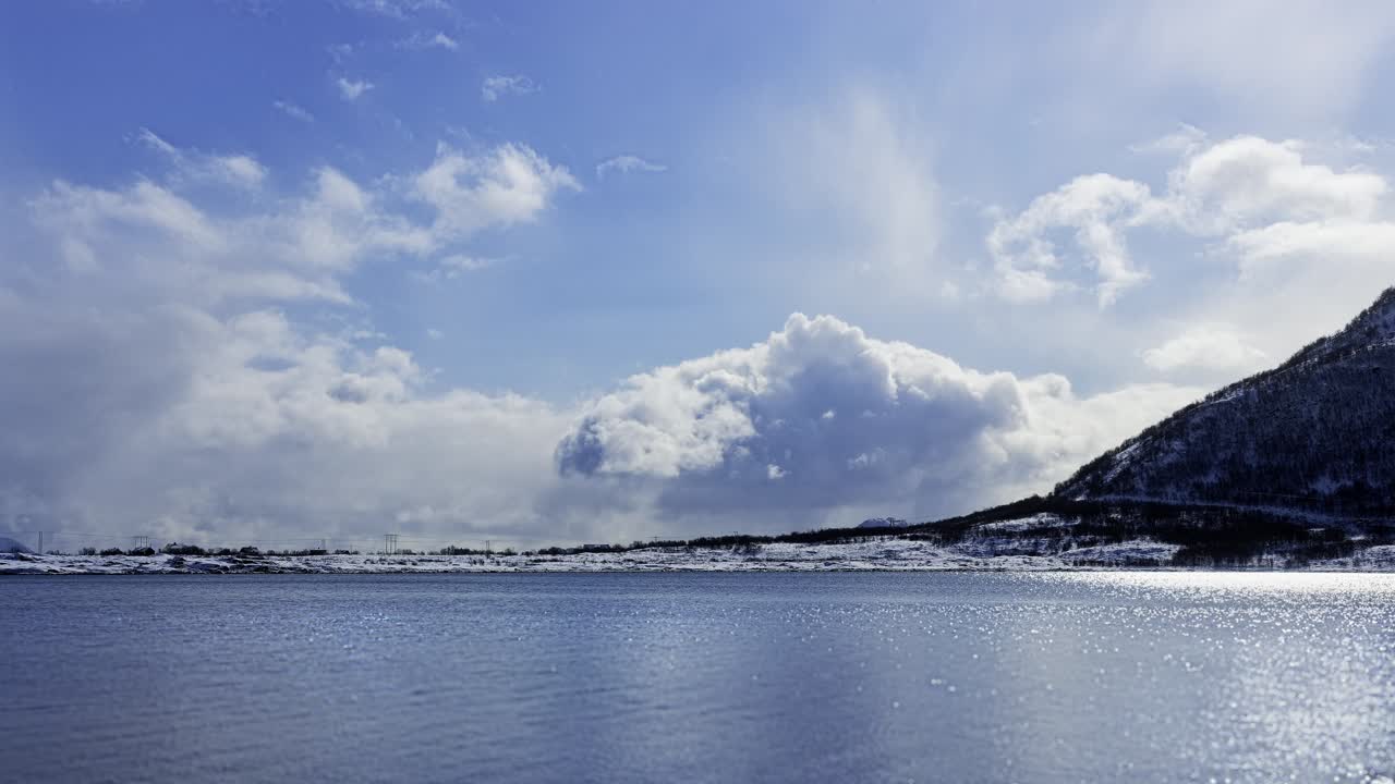 차가운 은 봄 날 에 산 에 있는 호수 의 풍경