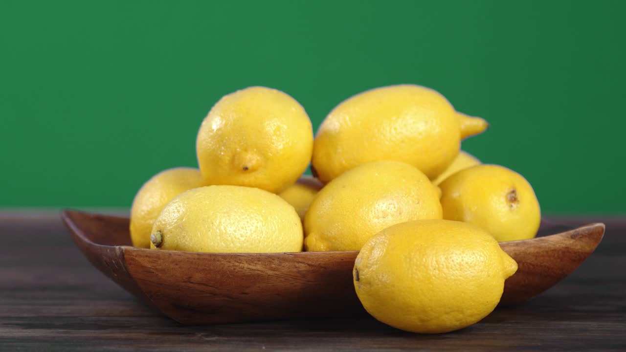 los limones perfumados en un plato giran lentamente.