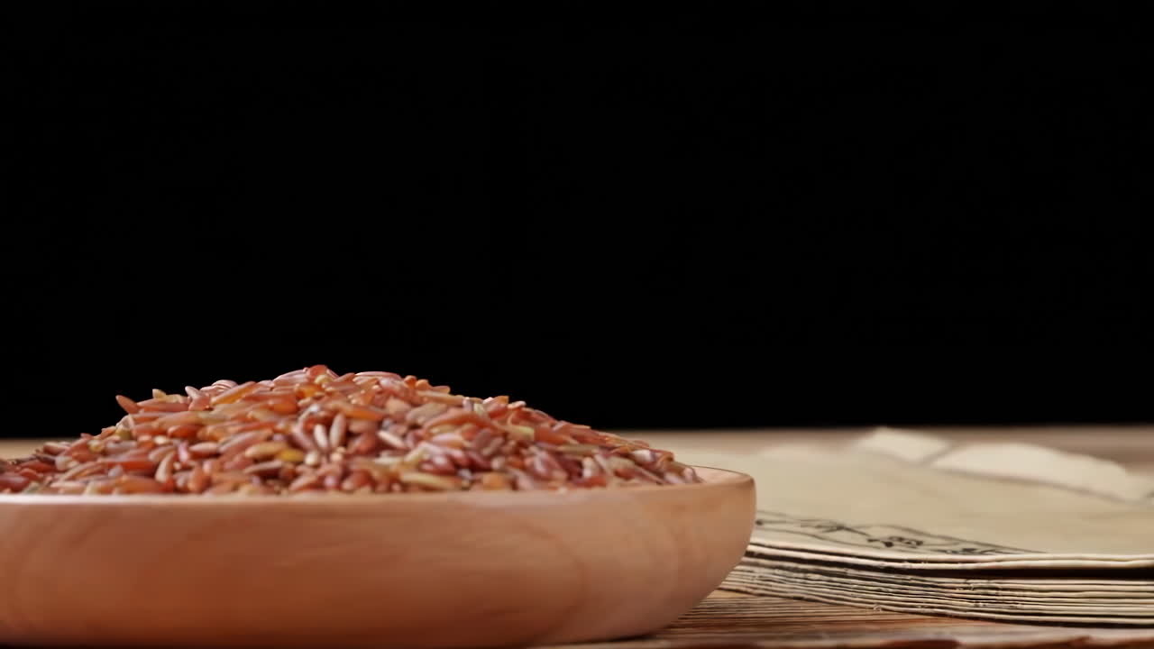 una variedad de diferentes colores de alimentos de granos crudos saludables, varios granos, cereales, frijoles, legumbres se rotan en decoración de madera para el concepto de publicidad