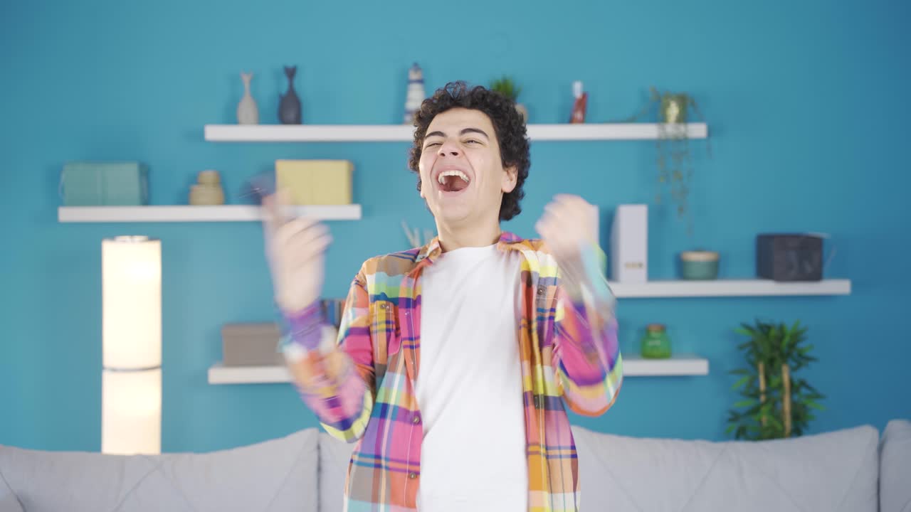 십대 소년은 전화로 좋은 소식을 들었을 때 행복합니다.