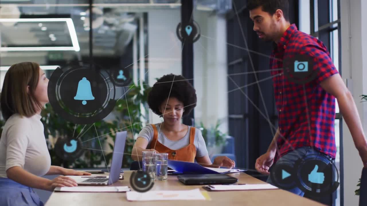 animación de iconos de los medios sobre diversas personas de negocios durante la reunión