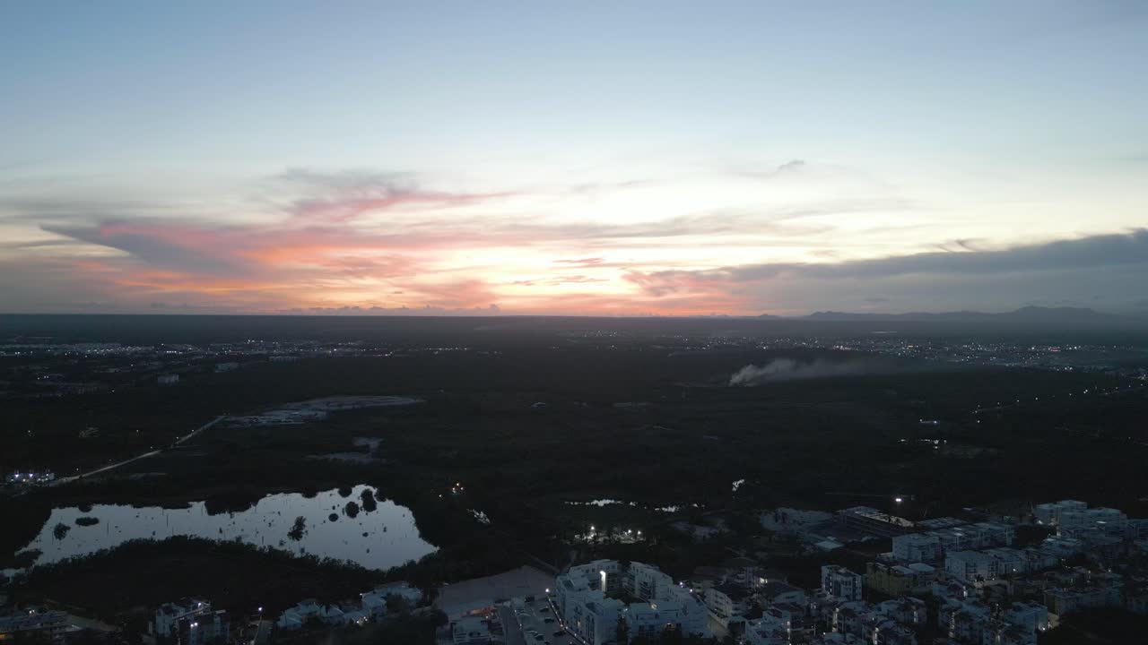 antena: toma de drones de la hermosa puesta de sol en la ciudad