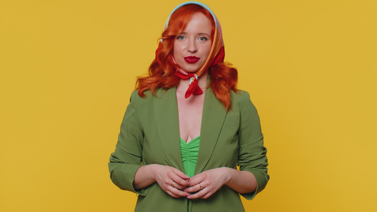 소녀는 흥분하여 미소 짓고, 카메라를 가리키며 운이 좋은 복권 승자를 선택합니다.