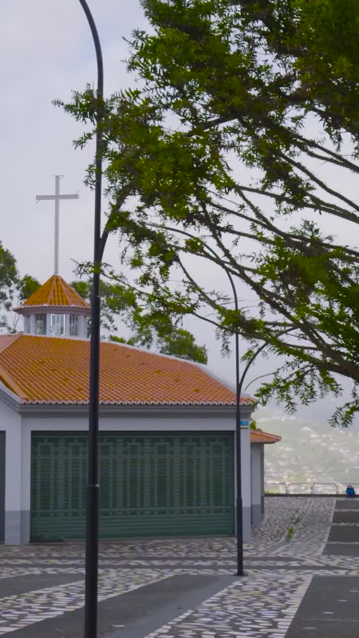 Kapel Tradisional dengan Salib dan Atap Genteng Menghadap Kota