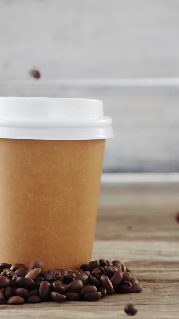 커피 콩 이 일회용 컵 에 떨어지는 것