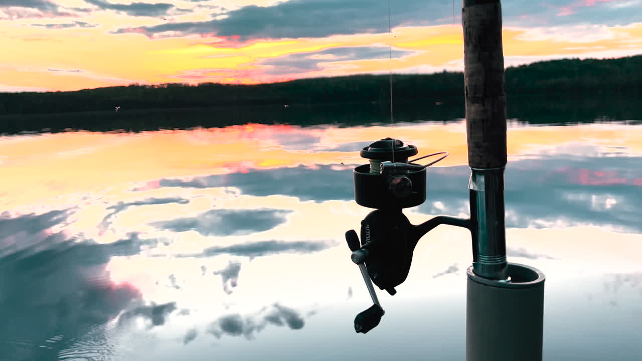 caña de pescar antigua en una hermosa noche rodeada de mosquitos