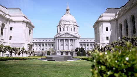 Beautiful-park-behind-the-Civic-Center-in-San-Francisco,-California