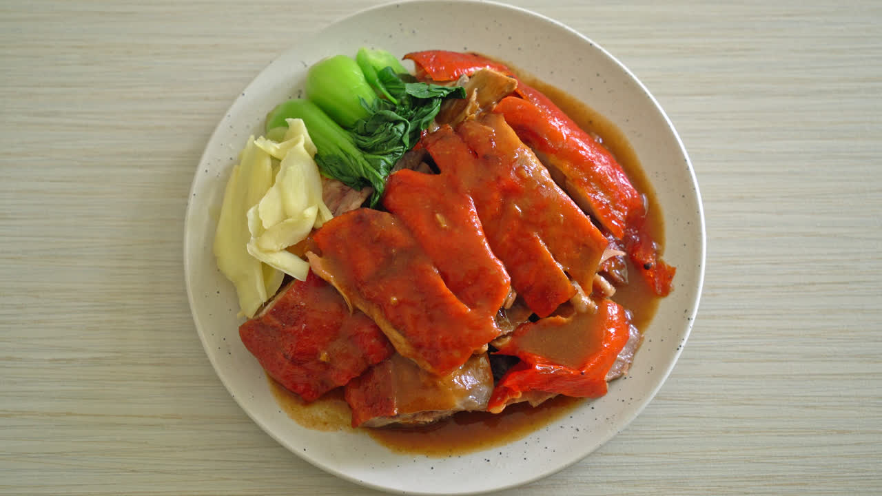 바비큐 레드 소스에 북경 오리 또는 구운 오리 - 중국 음식 스타일