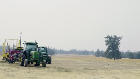 Humo-De-Incendios-Forestales-De-Verano-Sobre-Equipos-Agrícolas-En-El-Centro-De-Oregon