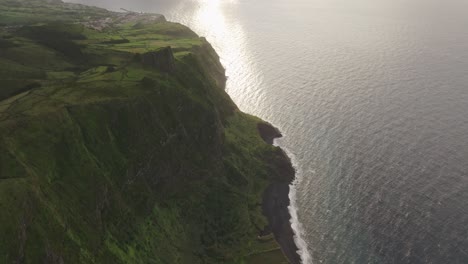 Revela-Una-Toma-Del-Alto-Acantilado-De-La-Costa-En-La-Isla-De-Flores,-Azores---Toma-De-Un-Dron